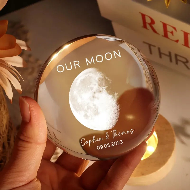 Sfera di Cristallo LED "La Nostra Luna" – Luce Notturna con Fase Lunare Personalizzata – Regalo Romantico per Anniversario e Coppie