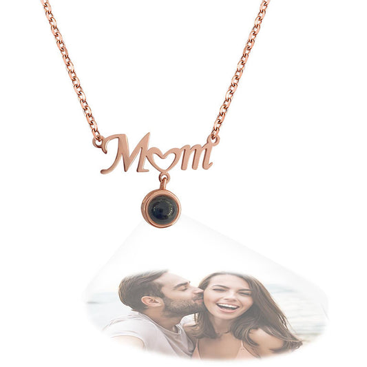 Collana con Proiezione Foto Personalizzata e Cuoricino – Regalo Magico per la Mamma – Gioiello con Immagine Nascosta