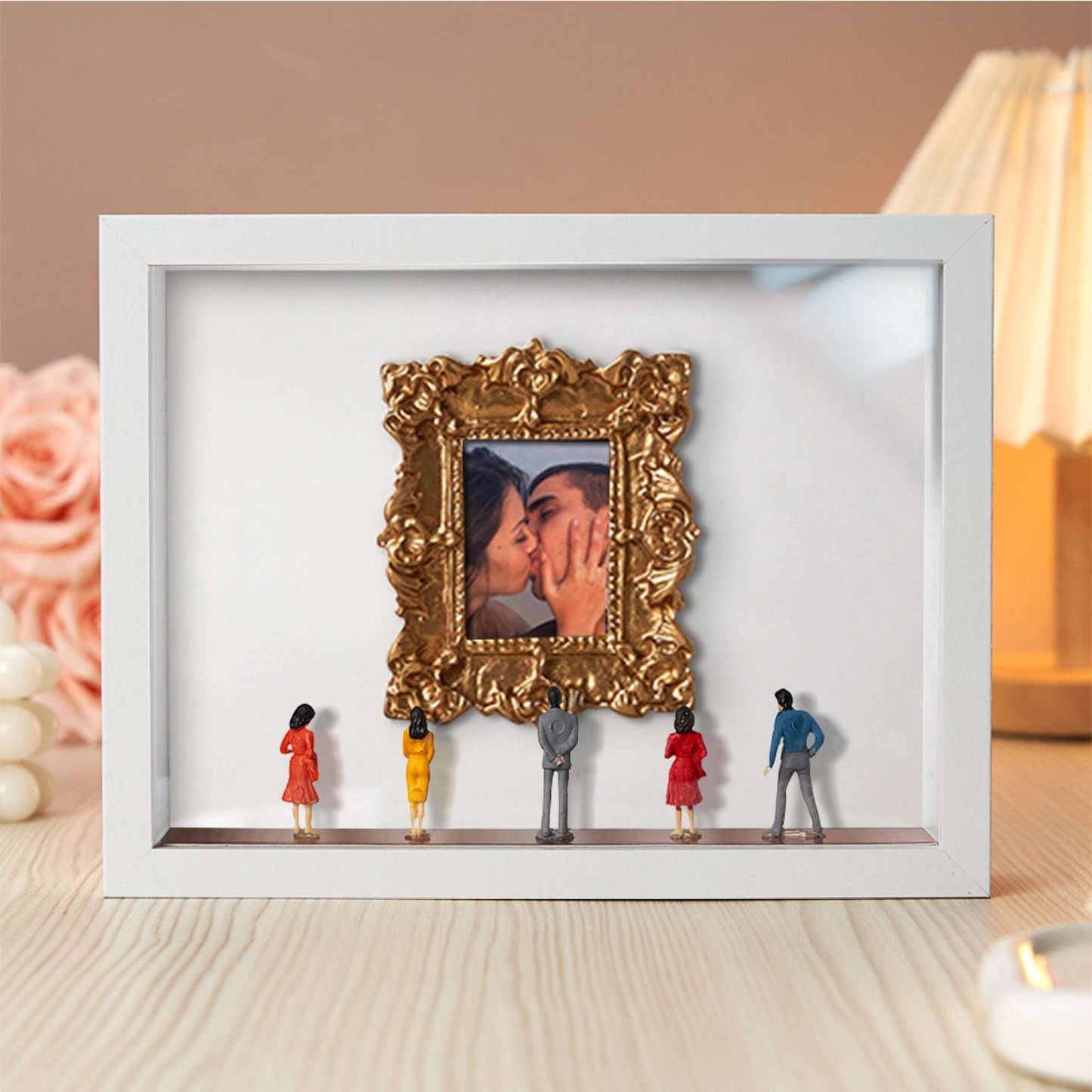 Il Nostro Museo – Cornice Bianca Personalizzata – Regalo di Coppia Miniatura per Lei – San Valentino e Anniversario