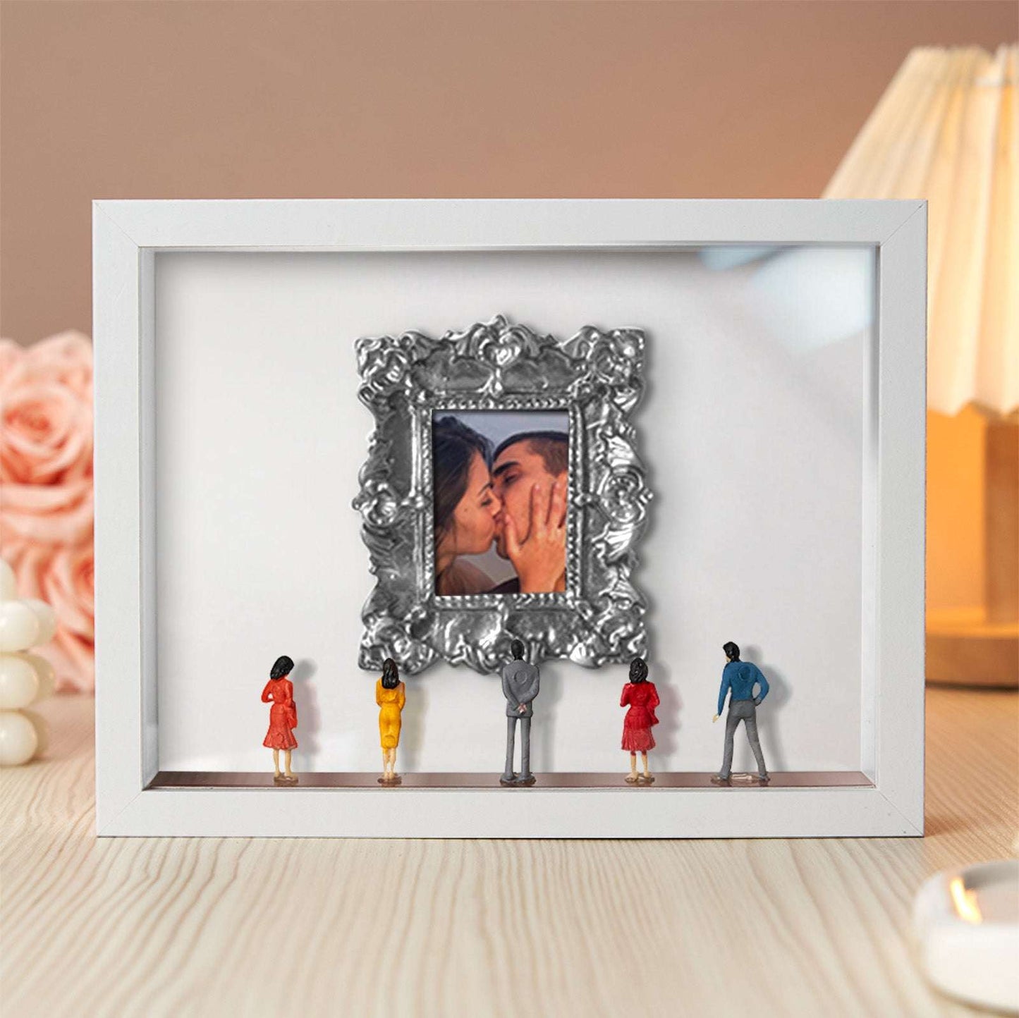 Il Nostro Museo – Cornice Bianca Personalizzata – Regalo di Coppia Miniatura per Lei – San Valentino e Anniversario