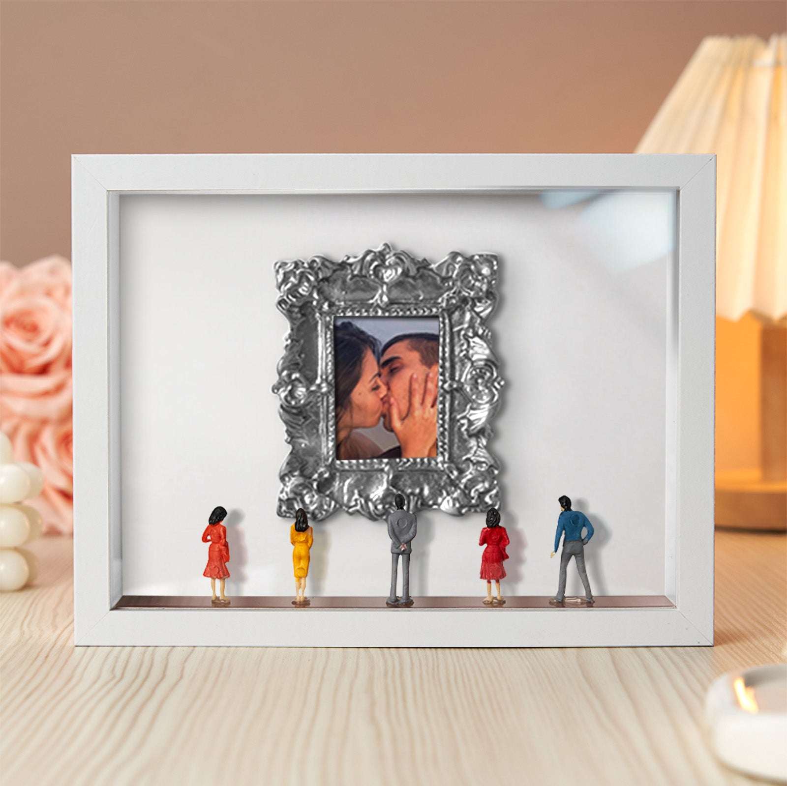 Il Nostro Museo – Cornice Bianca Personalizzata – Regalo di Coppia Miniatura per Lei – San Valentino e Anniversario