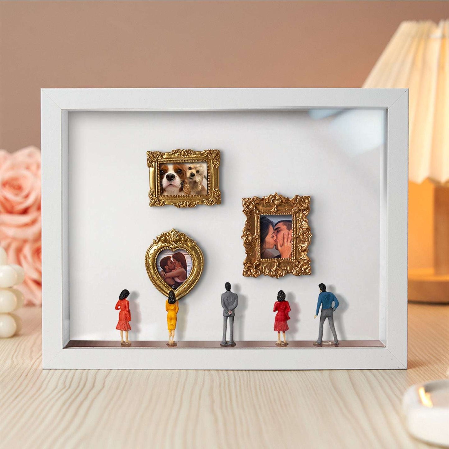 Il Nostro Museo – Cornice Bianca Personalizzata – Regalo di Coppia Miniatura per Lei – San Valentino e Anniversario