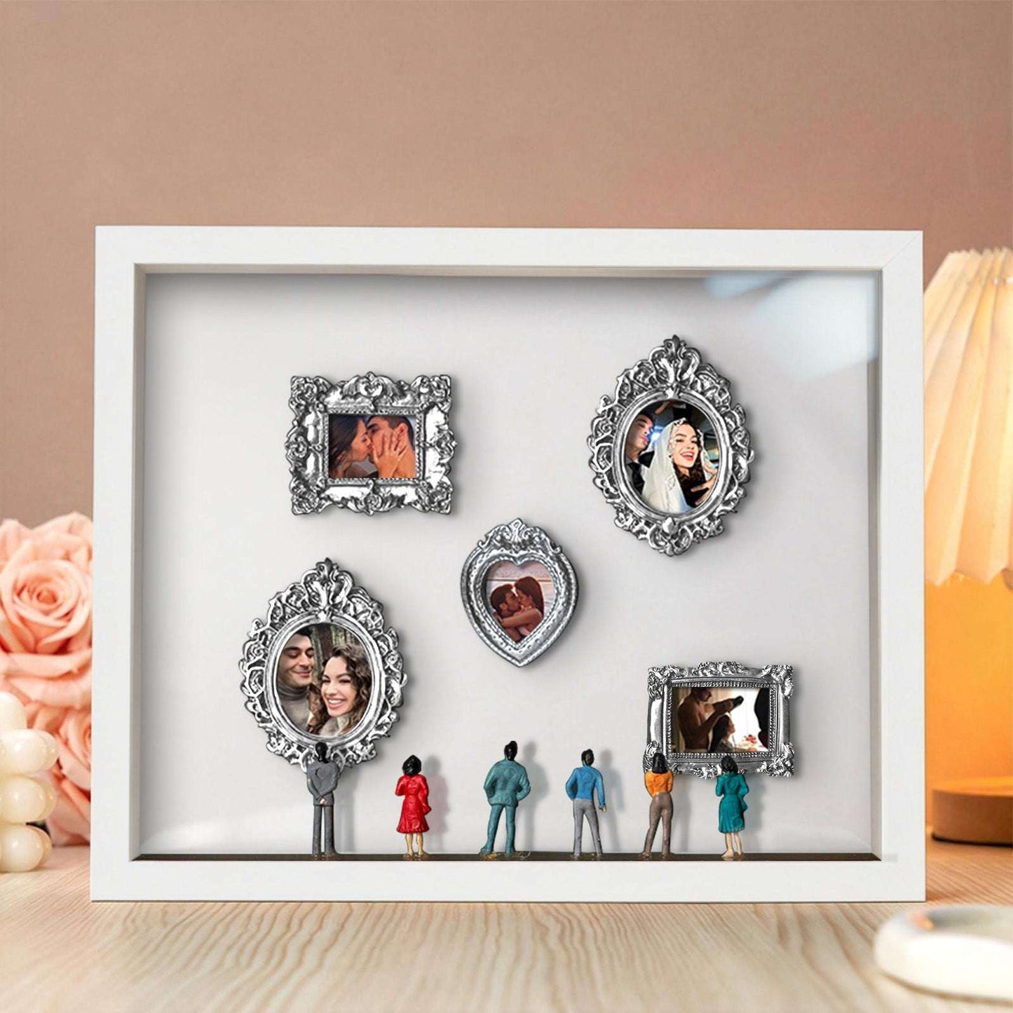 Il Nostro Museo – Cornice Bianca Personalizzata – Regalo di Coppia Miniatura per Lei – San Valentino e Anniversario