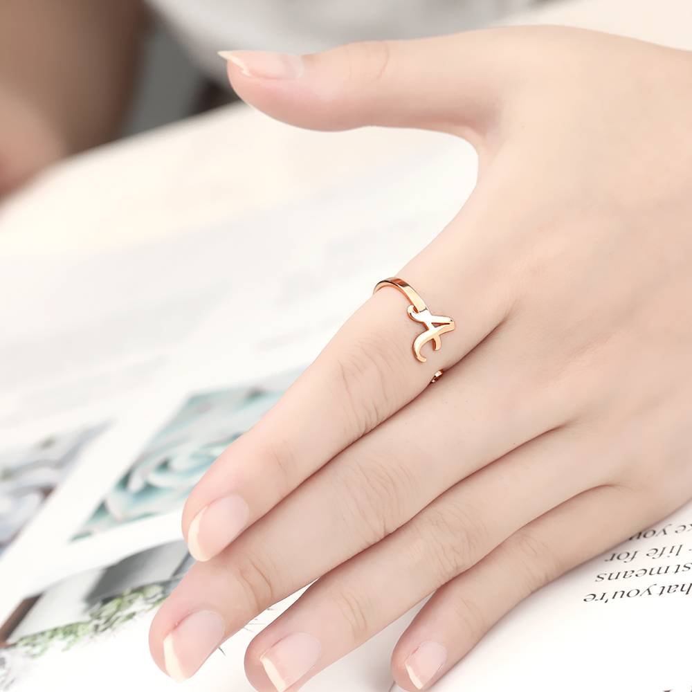 Anello Personalizzato con Iniziale e Pietra di Nascita – Argento 925 Placcato Oro Rosa – Regalo Unico e Raffinato