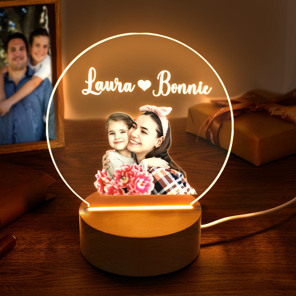 Luce Notturna Personalizzata con Foto e Nomi – Lampada LED da Comodino – Regalo Emozionante per la Mamma
