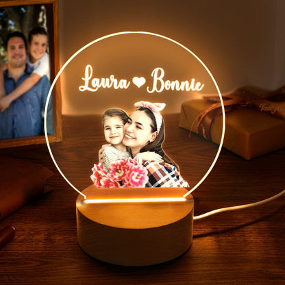 Luce Notturna Personalizzata con Foto e Nomi – Lampada LED da Comodino – Regalo Emozionante per la Mamma