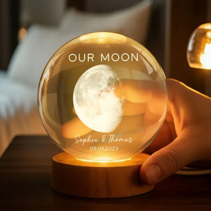 Sfera di Cristallo LED "La Nostra Luna" – Luce Notturna con Fase Lunare Personalizzata – Regalo Romantico per Anniversario e Coppie